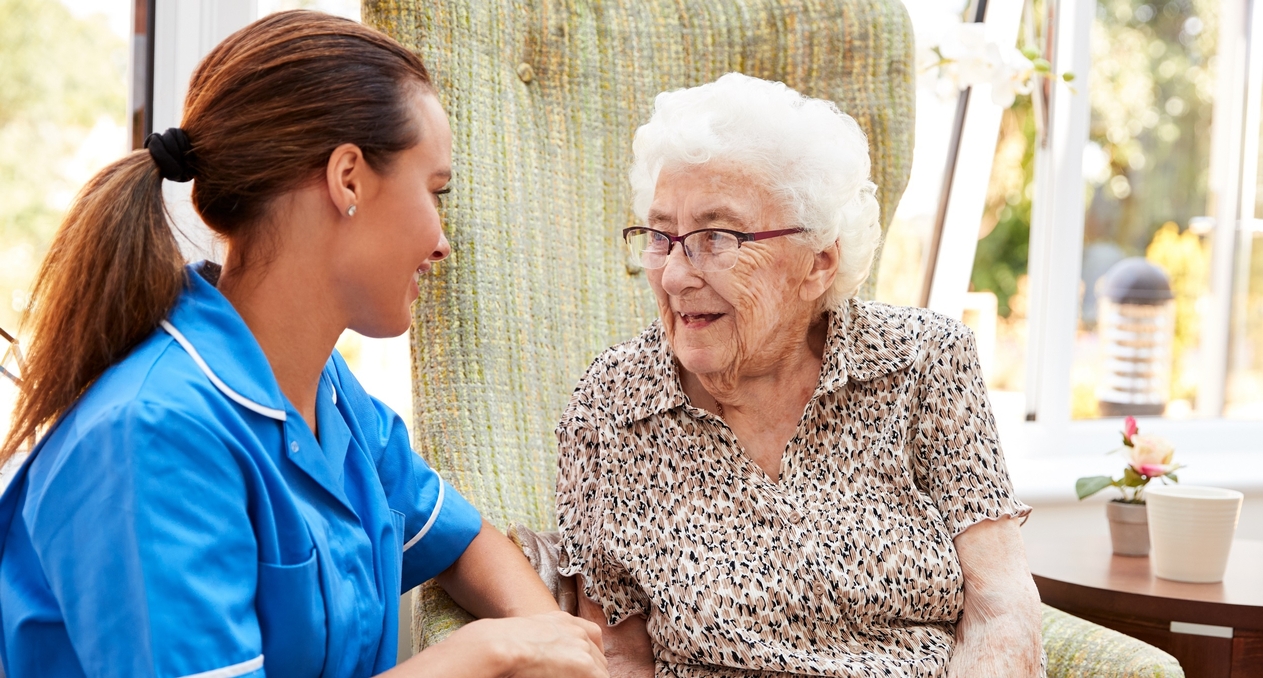 worker speaking with a senior citizen lady